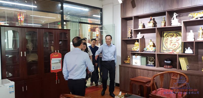 楊賢金副省長蒞臨參觀“蔣欽全大師工作室”照片1_副本.jpg