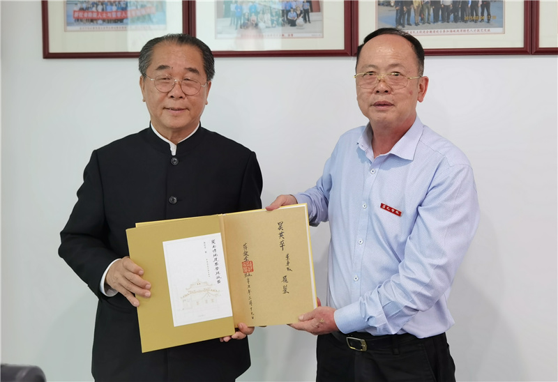 8蔣欽全教授向我校捐贈圖書.jpg