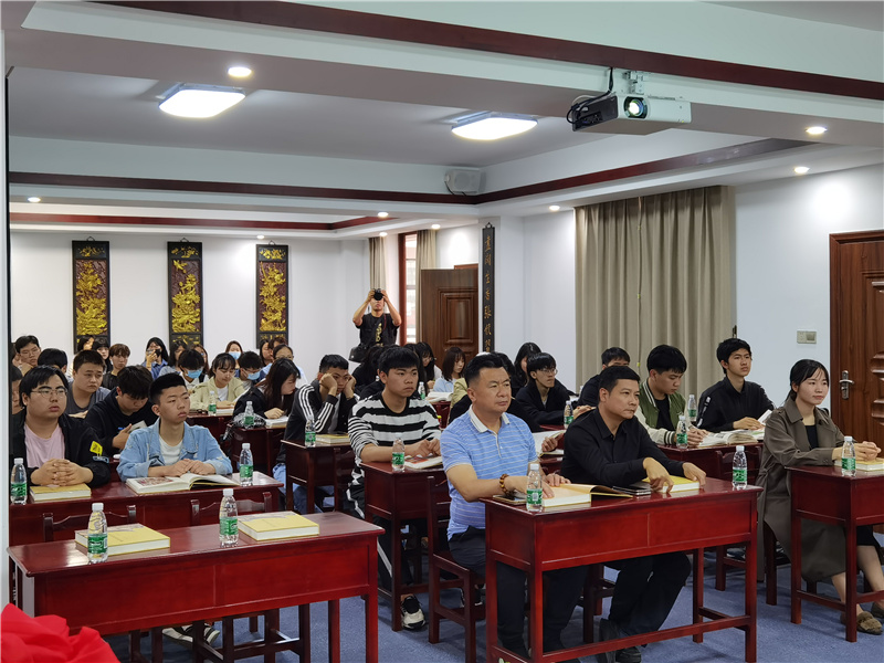 10師生認(rèn)真聽講.jpg
