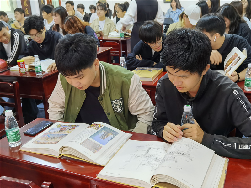11同學(xué)們在研讀交流中.jpg